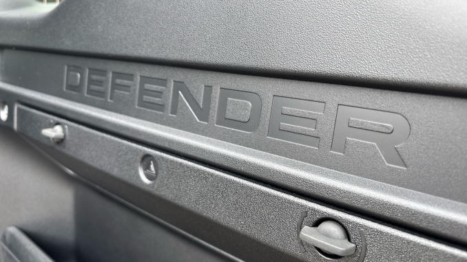 Land Rover Defender 3.0 D250 X-Dynamic HSE 110 5dr Auto Diesel Estate - Image 24
